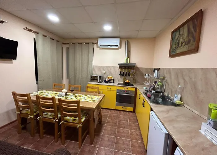 трапезица за до 12 човека с безплатен паркинг, двор и веранди, в град търново 펜션