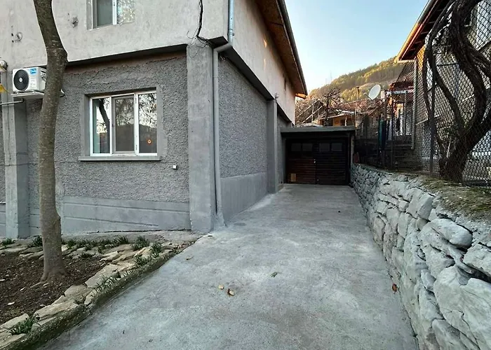 Holiday home трапезица за до 12 човека с безплатен паркинг, двор и веранди, в град търново Veliko Tarnovo