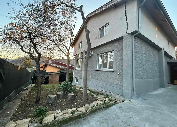 трапезица за до 12 човека с безплатен паркинг, двор и веранди, в град търново *