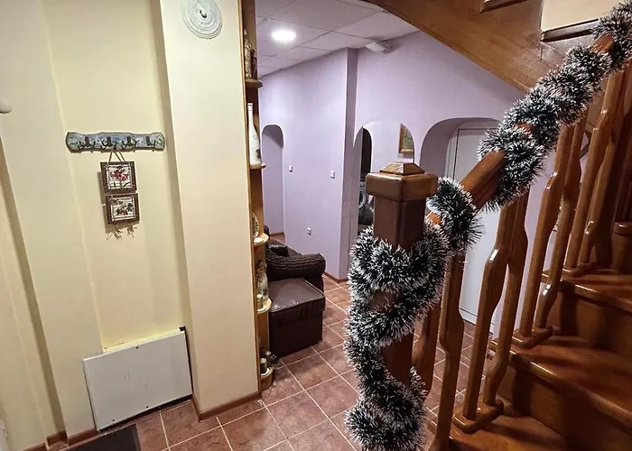 Holiday home трапезица за до 12 човека с безплатен паркинг, двор и веранди, в град търново