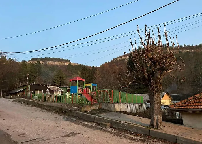 трапезица за до 12 човека с безплатен паркинг, двор и веранди, в град търново