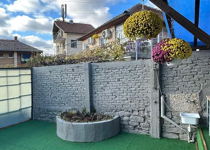 трапезица за до 12 човека с безплатен паркинг, двор и веранди, в град търново Holiday home *