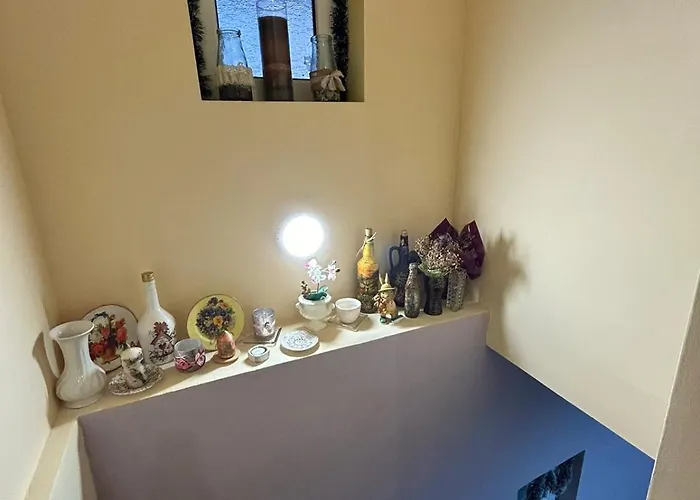 трапезица за до 12 човека с безплатен паркинг, двор и веранди, в град търново * Veliko Tarnovo