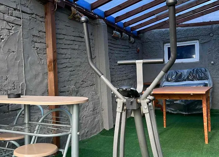 Holiday home трапезица за до 12 човека с безплатен паркинг, двор и веранди, в град търново *